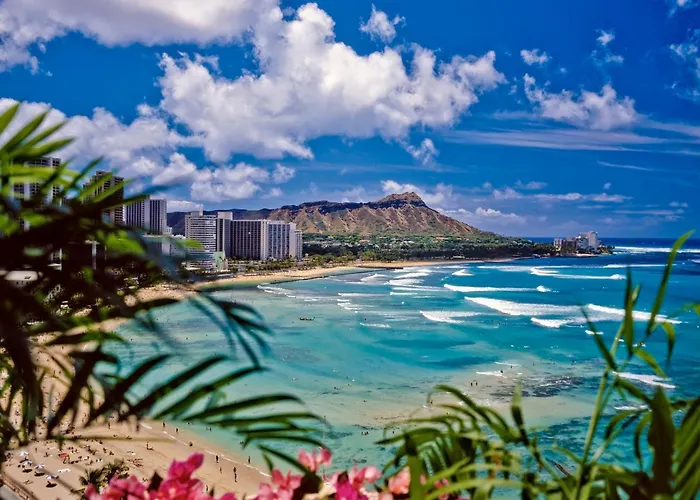 Charming 1Br: Waikiki Banyan, Ocean View + Parking