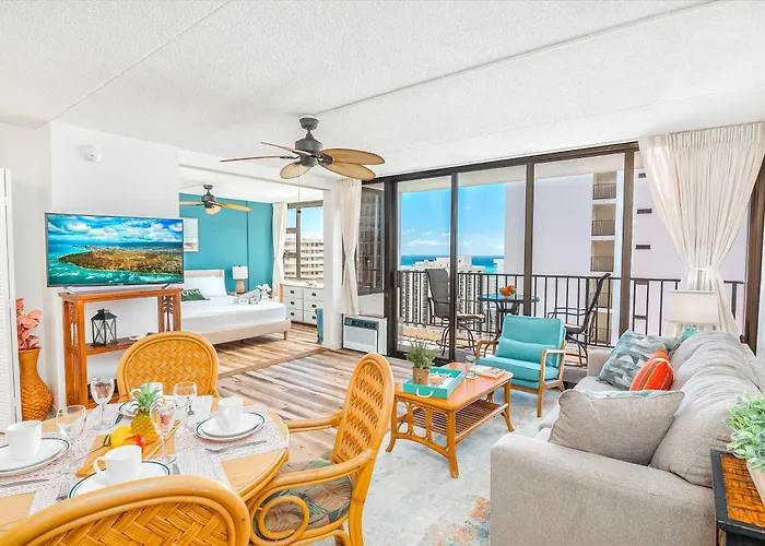 Charming 1Br: Waikiki Banyan, Ocean View + Parking