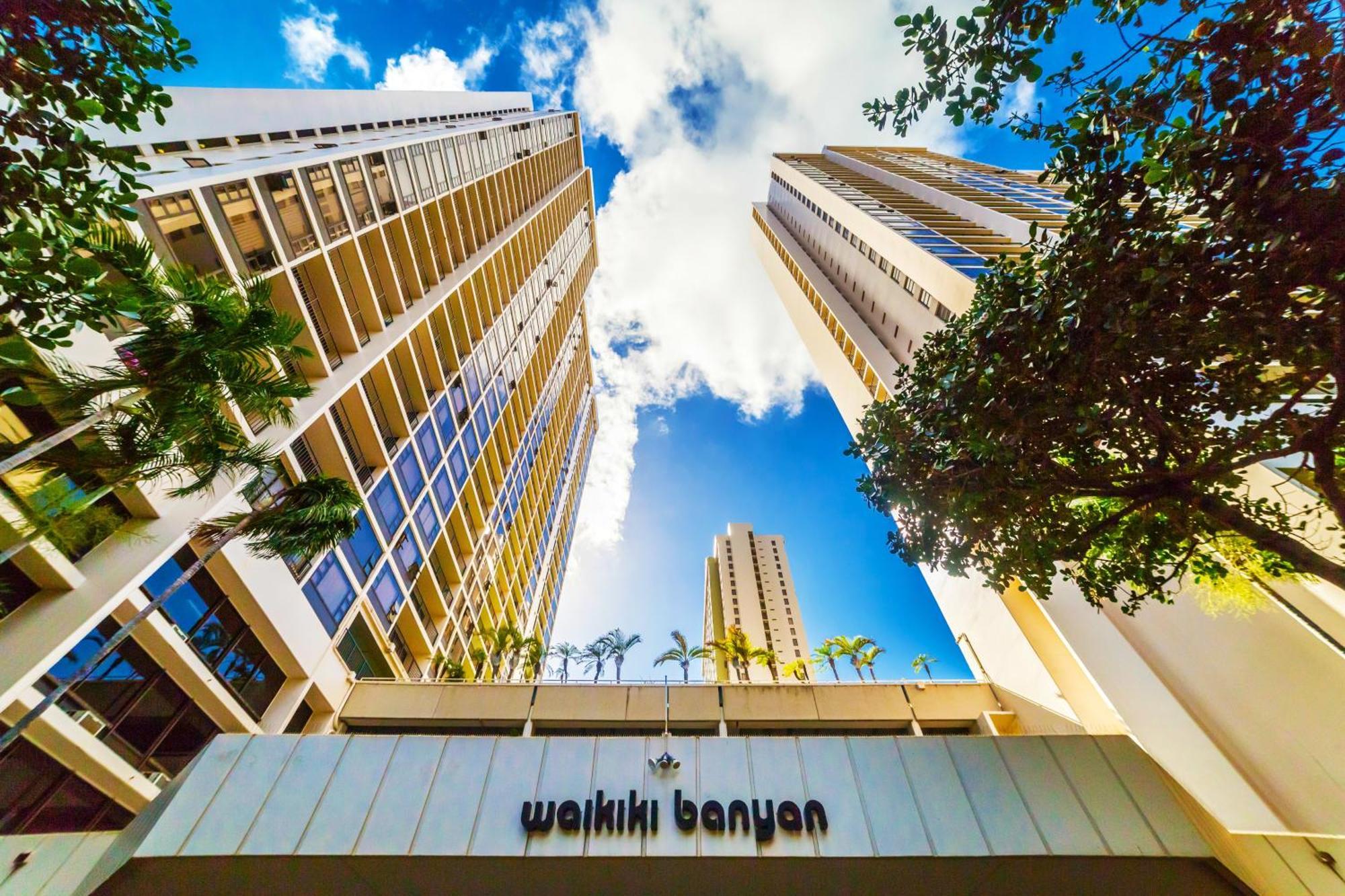 Charming 1br: Waikiki Banyan, Ocean View + Parking