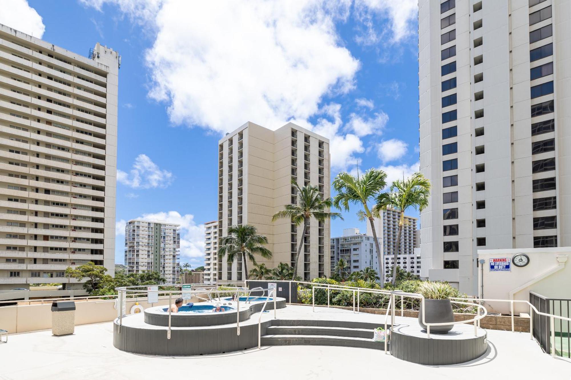 Charming 1br: Waikiki Banyan, Ocean View + Parking *
