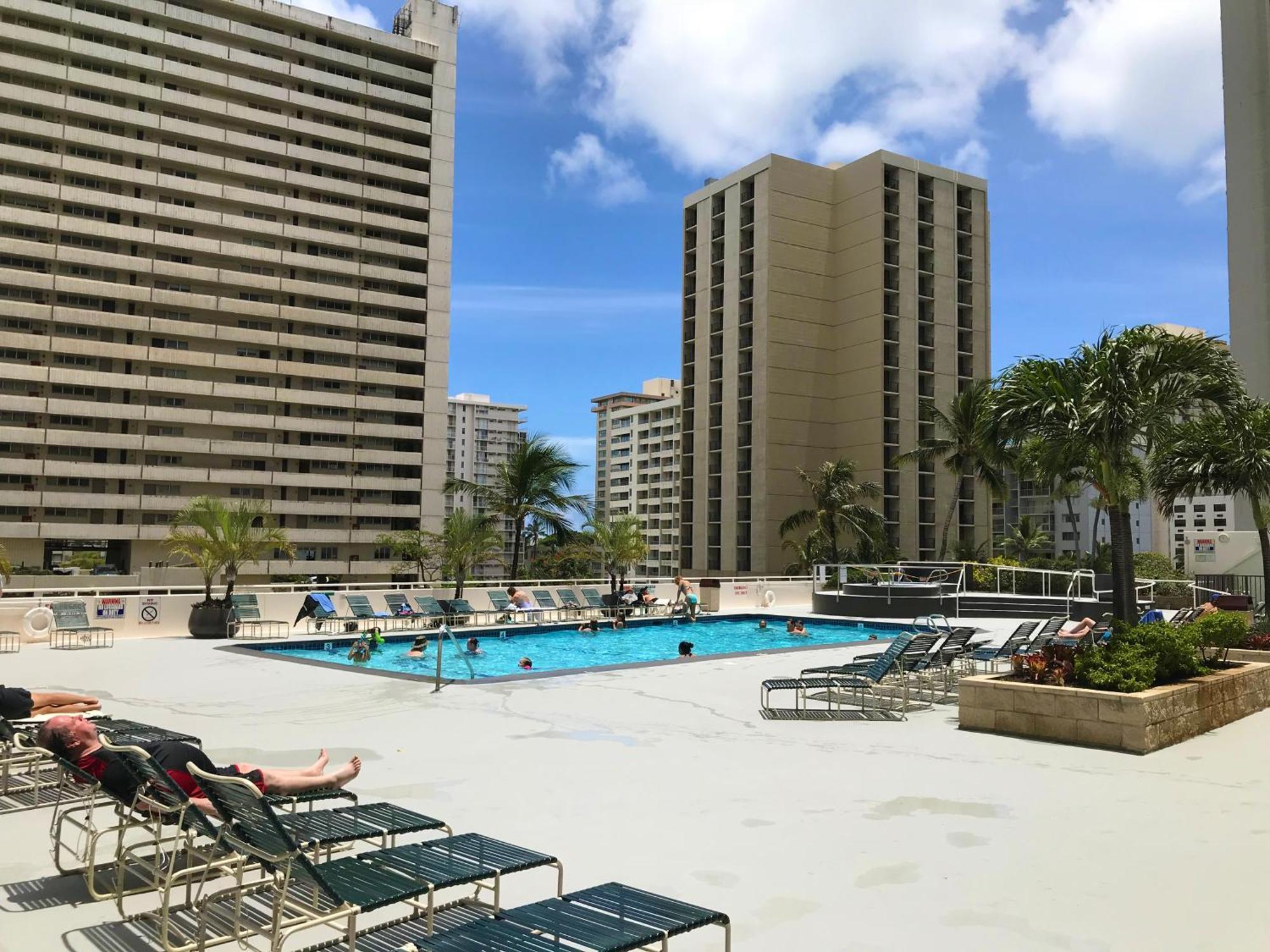 Charming 1br: Waikiki Banyan, Ocean View + Parking Appartement