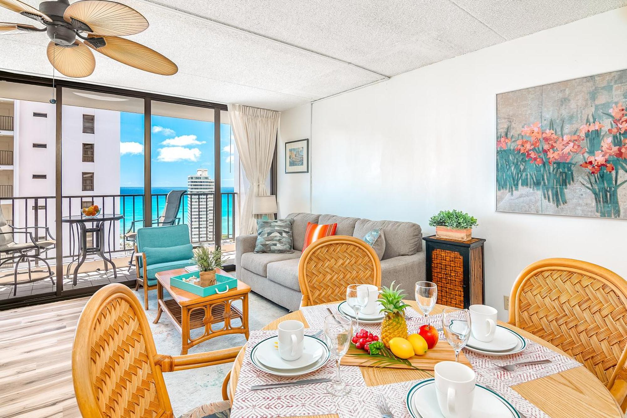 Charming 1br: Waikiki Banyan, Ocean View + Parking Appartement