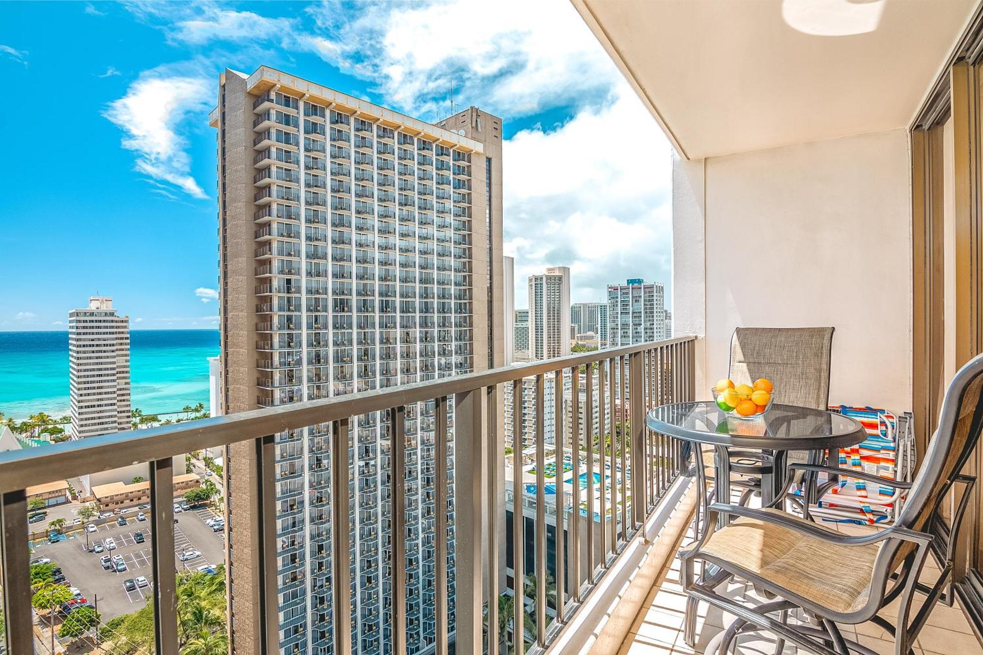 Charming 1br: Waikiki Banyan, Ocean View + Parking *