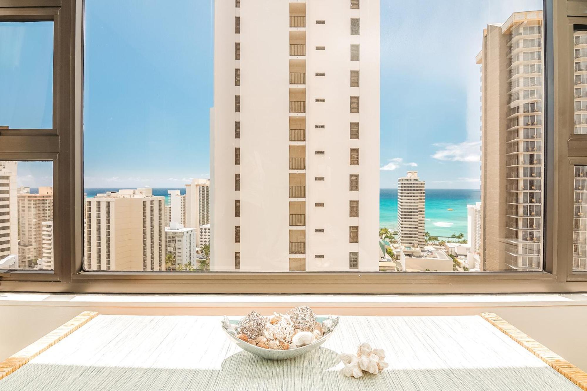 Charming 1br: Waikiki Banyan, Ocean View + Parking *