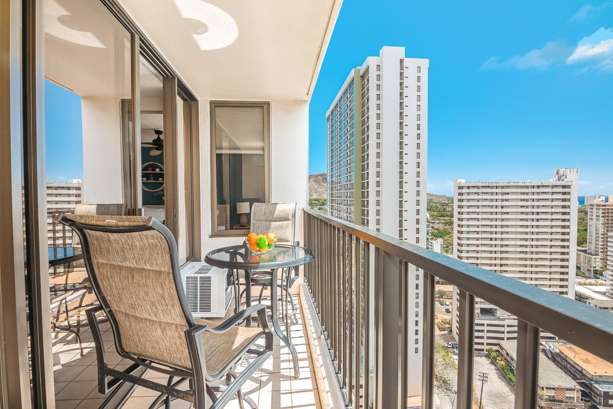 Charming 1br: Waikiki Banyan, Ocean View + Parking Appartement
