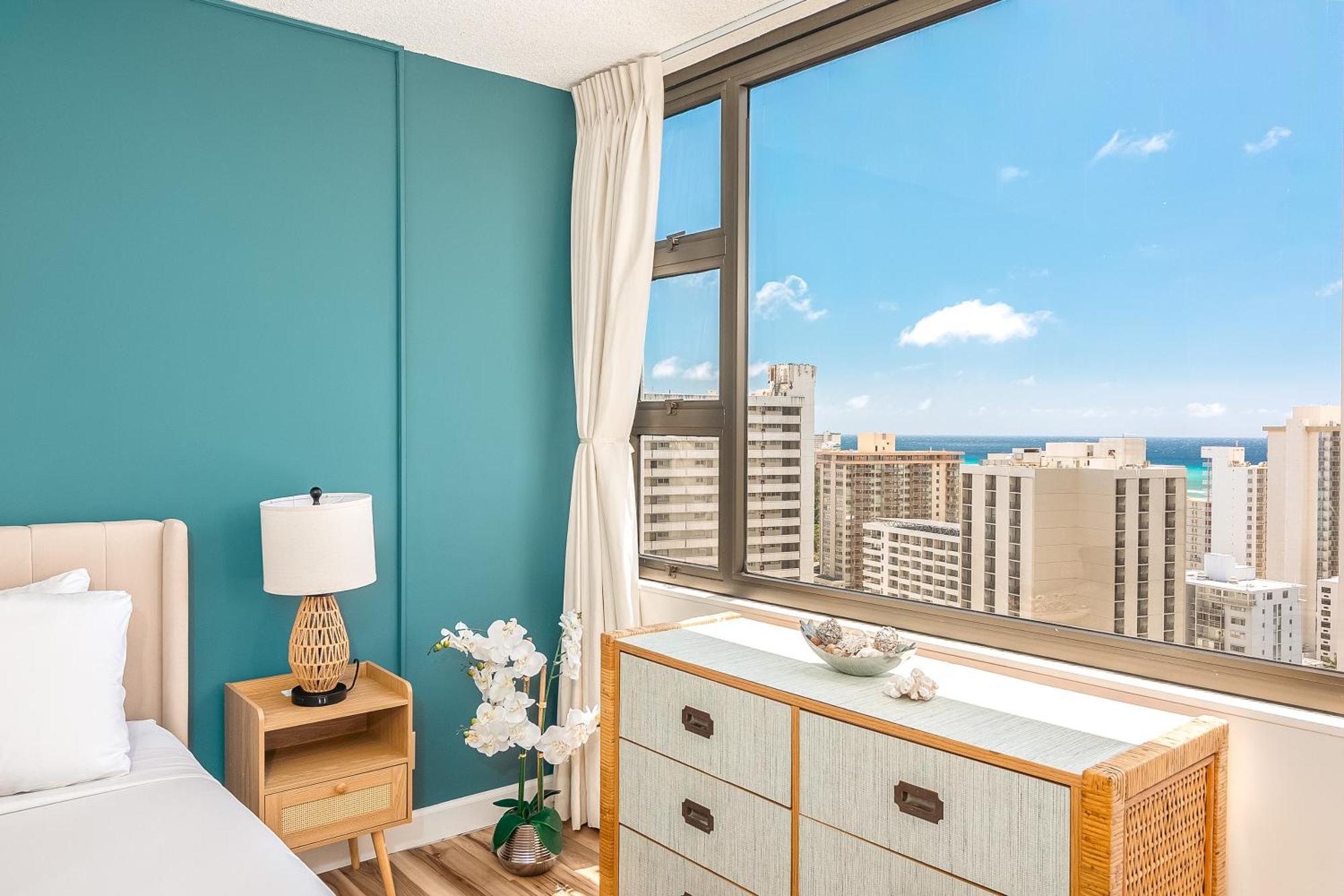 Charming 1br: Waikiki Banyan, Ocean View + Parking