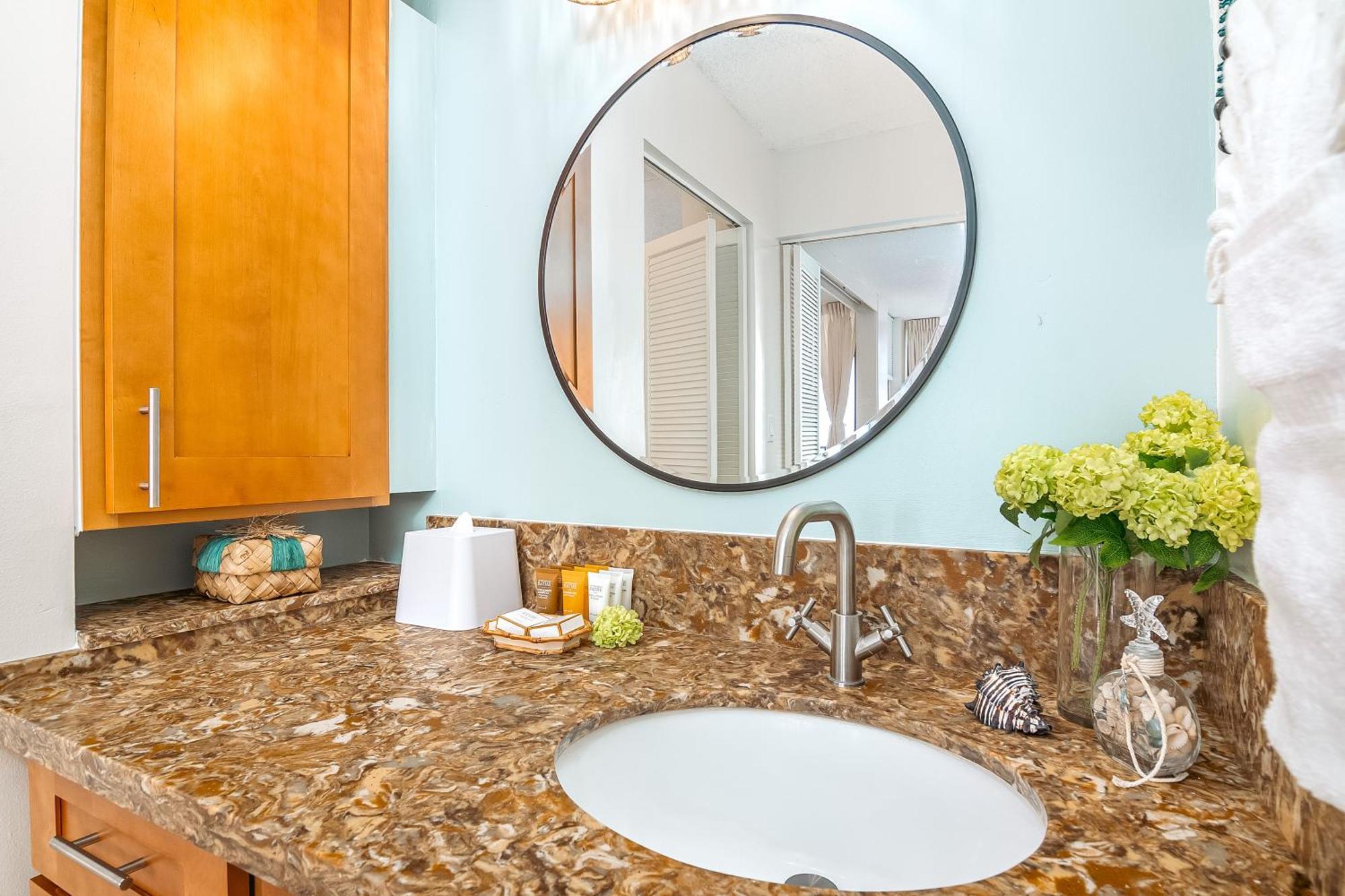 Charming 1br: Waikiki Banyan, Ocean View + Parking *