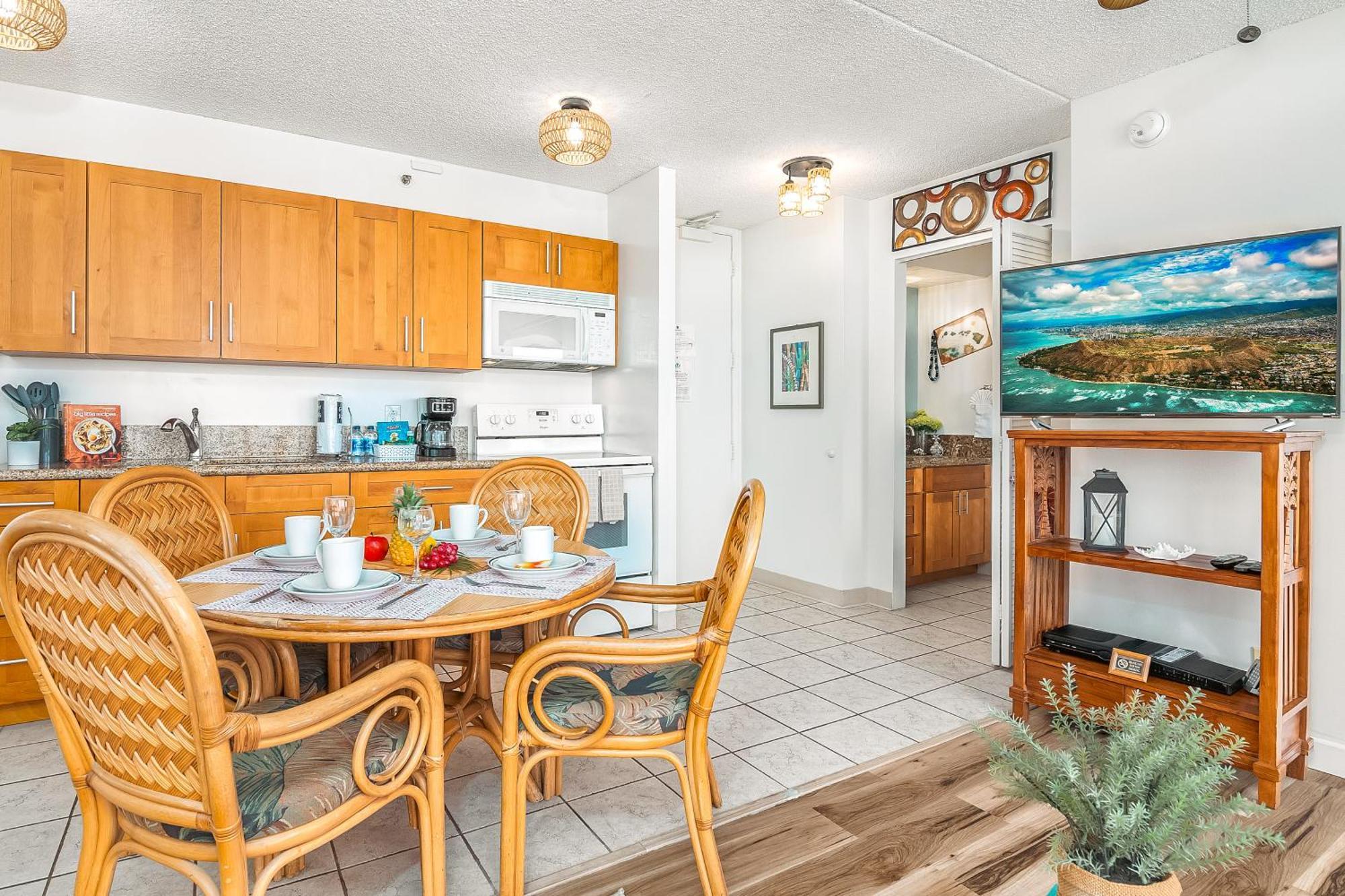 Charming 1br: Waikiki Banyan, Ocean View + Parking